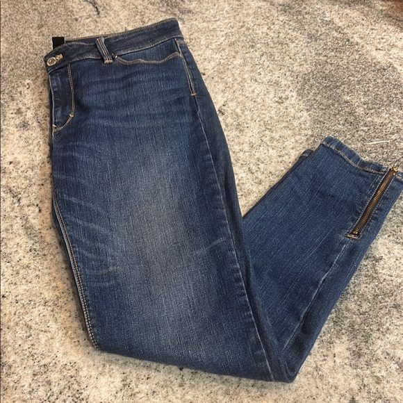 White House Black Market Denim - White House Black Market Women's skinny Blue Jeans with ankle Zipper low rise!